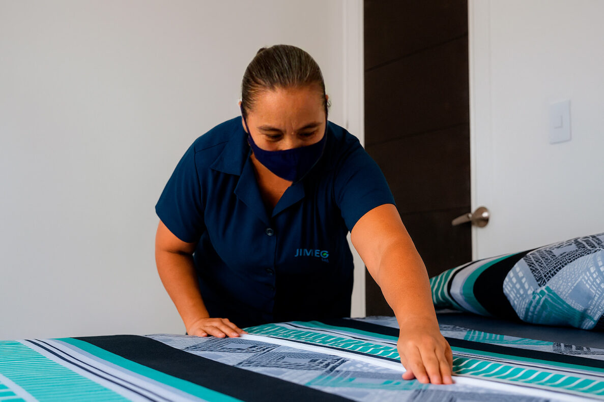 servicio camarera de aseo tendiendo cama en habitación de hotel en Villavicencio Meta- servicios de limpieza, lavandería y camarera para hoteles, Arbnb y hospitales